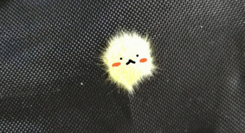 紙のちぎれや日常の中で見つけた形に顔を描いて遊ぶ、気軽な創作の例