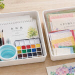 水彩道具やちぎり絵の材料を小さなボックスにまとめた、手軽に始められる創作セット