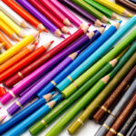 初心者向けに色数の違いをイメージしやすい、色とりどりの色鉛筆が並んだ写真