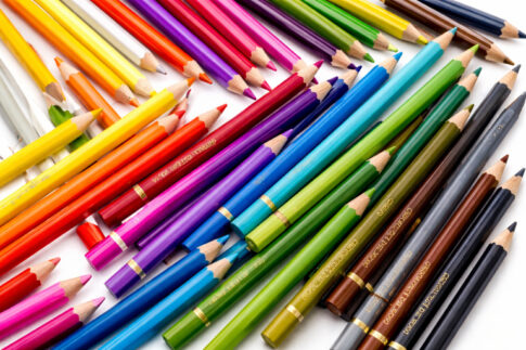 初心者向けに色数の違いをイメージしやすい、色とりどりの色鉛筆が並んだ写真