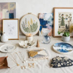 刺繍やアクセサリー、絵など異なるジャンルの作品を並べた、ものづくり趣味の見本一覧