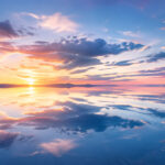 空と朝日が水面に美しく映り込み、内側の状態が現実に映し出されるという視点を表す風景画像