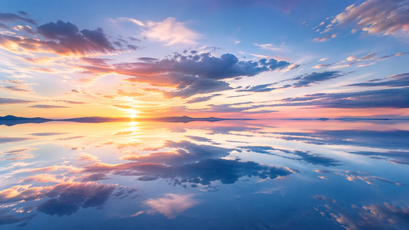 空と朝日が水面に美しく映り込み、内側の状態が現実に映し出されるという視点を表す風景画像