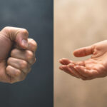 強く握りしめた拳と、そっと開かれた手のひらを並べて示した比較イメージ
