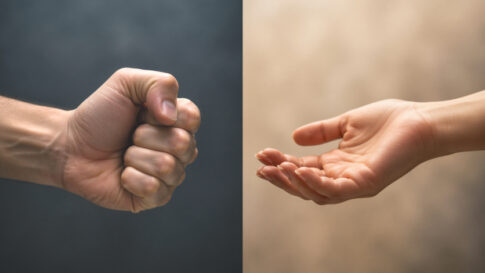 強く握りしめた拳と、そっと開かれた手のひらを並べて示した比較イメージ