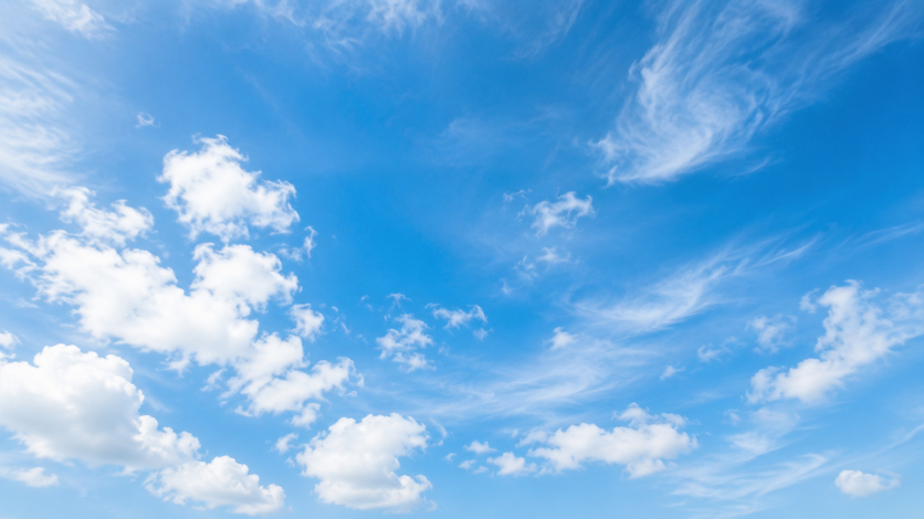 青く広がる空に白い雲がゆったり流れる、思考を眺める広い視点をイメージした風景
