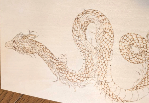 シナベニヤに電熱ペンで描きかけの龍の焼き絵